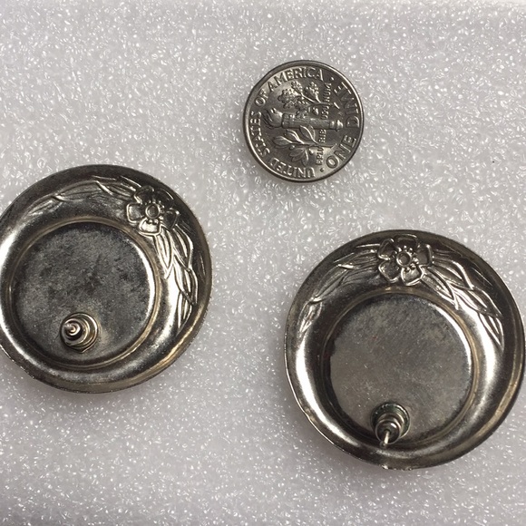 ❌SOLD❌😍 Gold & Silver Earrings - Picture 2 of 4